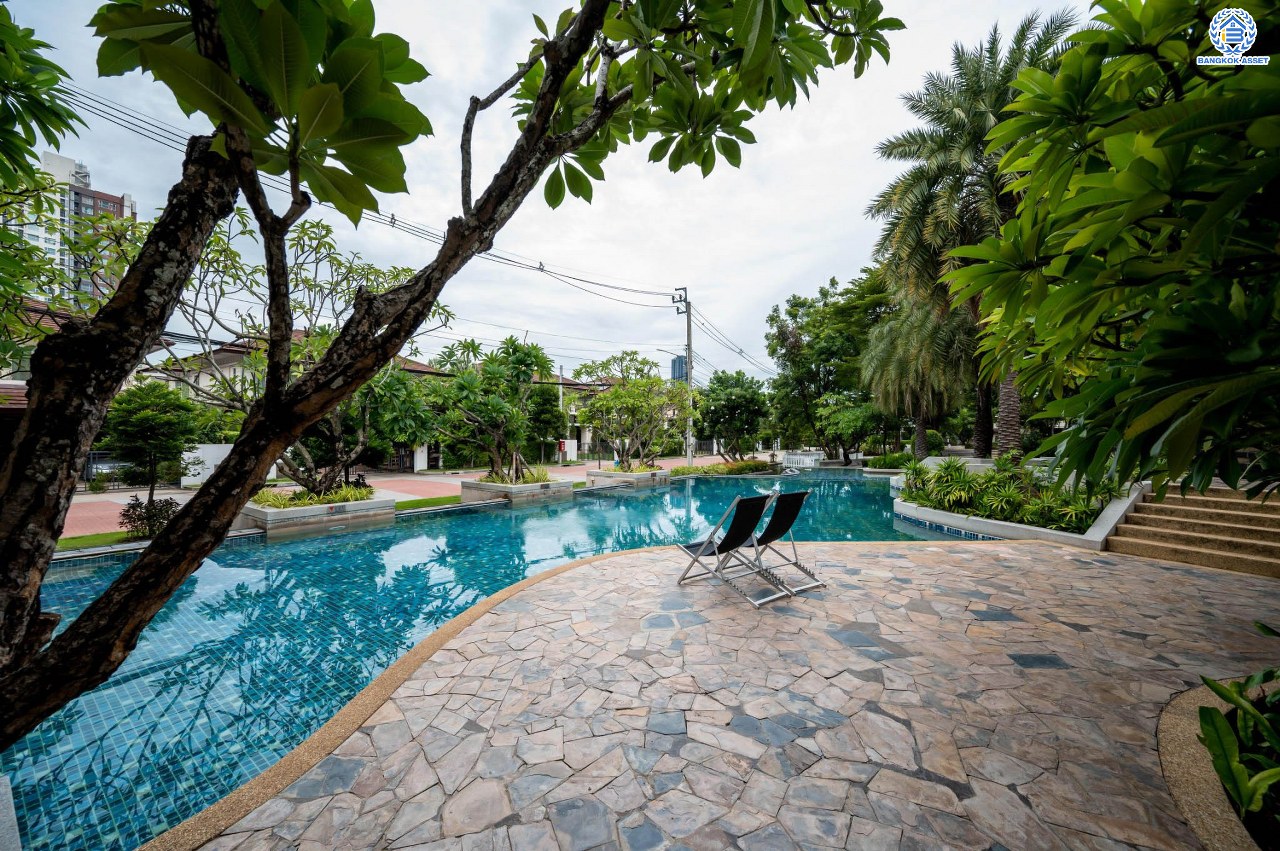 บ้านมือสองตกแต่งใหม่ โครงการ เดอะซิตี้ รัตนาธิเบศร์-แคราย เนื้อที่กว่า 62.4 ตร.ว. พื้นที่ใช้สอย 190.81 ตร.ม. พร้อมฟังก์ชัน 3 ห้องนอน 3 ห้องน้ำ จอดรถได้ 2 คัน บนทำเลศักยภาพ ติดถนนรัตนาธิเบศร์ เชื่อมต่อถนนงามวงศ์วาน, ถนนติวานนท์, ถนนเลี่ยงเมืองนนทบุรี ทำเลใจกลาง 2 เซ็นทรัล ใกล้รถไฟฟ้าสายสีม่วง "สถานีสะพานพระนั่งเกล้า" และจุดขึ้นทางด่วน "งามวงศ์วาน"